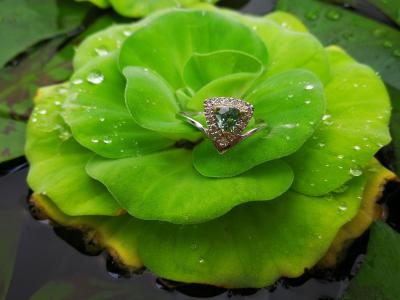 Bague en or  jaune Saphir vert naturel troïda et diamants 2