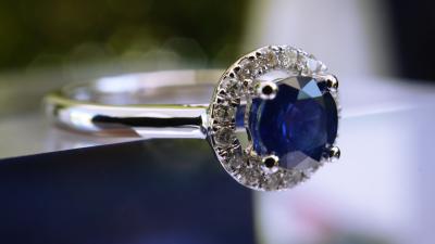 White gold ring with a round sapphire and diamonds 2