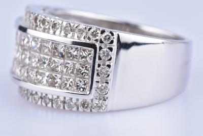 Bague en Or Blanc 18 ct ( 750/1000)  33 diamants Princesse et 32 diamants 2