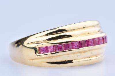 Bague en Or Jaune 18 ct ( 750/1000) 14 Rubis Princesses 0,23 ct au total 2