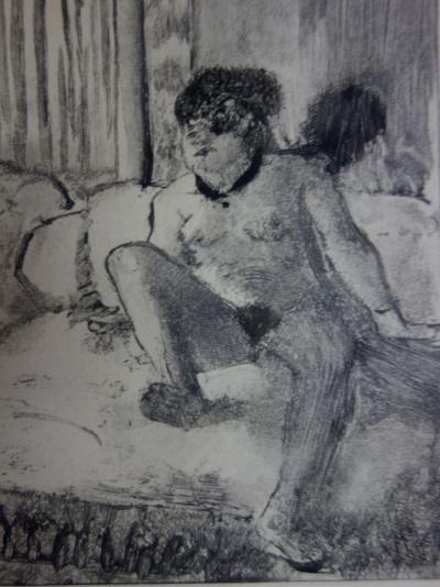 Edgar DEGAS : Fille se reposant nu - Gravure originale, 1935 2