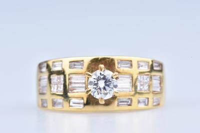 Bague en Or Jaune 18 ct (750/1000) 1 Diamant, serti griffe, 0,35 Ct / 8 Diamants Princesses 2