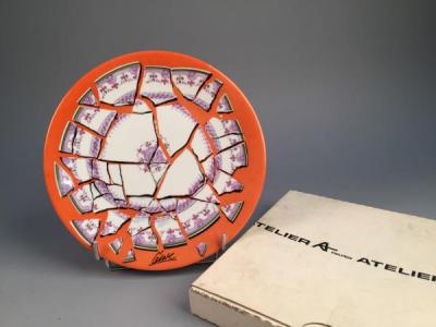 CESAR (1921-1998). Assiette brisée. Céramique numérotée 141/2000. 2