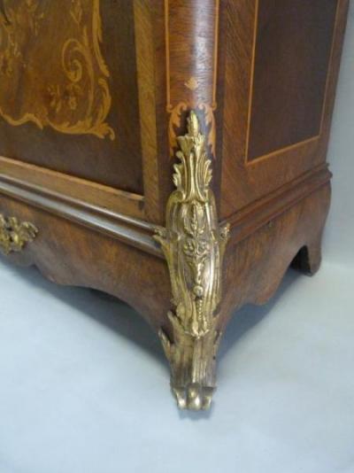 Meuble d’entre-deux à hauteur d’appui à riche décor 2