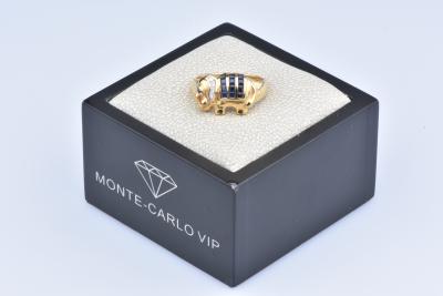 Bague Elephant en or Jaune 12 Saphirs Princesses à env 0,24 ct au total / 4 Diamants à env 0,02 ct au total / 1 Saphir 2