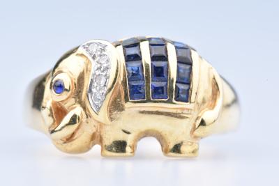 Bague Elephant en or Jaune 12 Saphirs Princesses à env 0,24 ct au total / 4 Diamants à env 0,02 ct au total / 1 Saphir 2