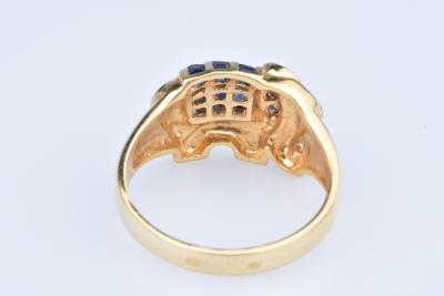 Bague Elephant en or Jaune 12 Saphirs Princesses à env 0,24 ct au total / 4 Diamants à env 0,02 ct au total / 1 Saphir 2