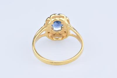 Bague en Or jaune 18 ct (750/1000) 1 Saphir Ovale à env 0,95 ct / 10 Diamants à env 0,10 ct au total 2