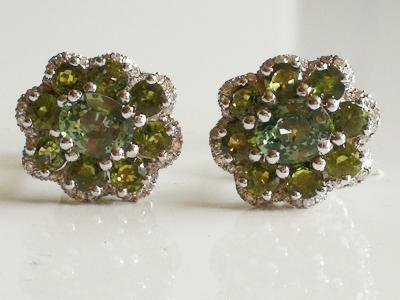 Paire de boucles d’oreilles en or 18 carats saphirs verts et diamants 2