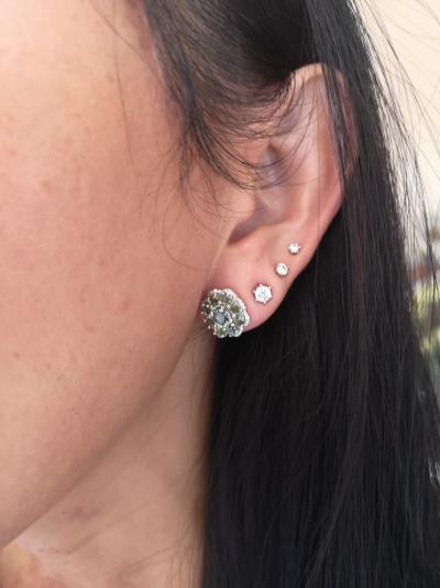 Paire de boucles d’oreilles en or 18 carats saphirs verts et diamants 2