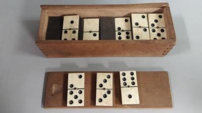 Jeu de Nain Jaune , domino et plateau d’échec 2