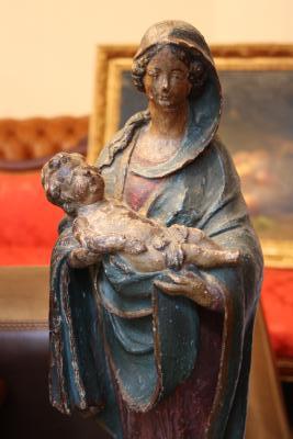 Sculpture en bois polychrome représentant la Vierge à l’Enfant. 2