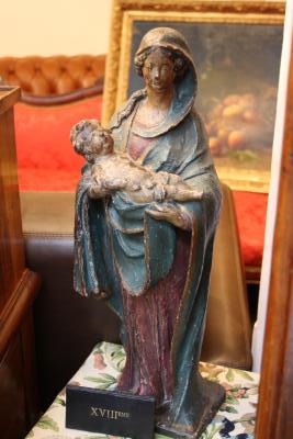 Sculpture en bois polychrome représentant la Vierge à l’Enfant. 2