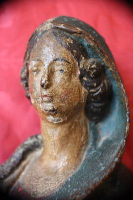 Sculpture en bois polychrome représentant la Vierge à l’Enfant. 2