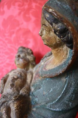 Sculpture en bois polychrome représentant la Vierge à l’Enfant. 2
