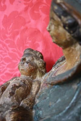 Sculpture en bois polychrome représentant la Vierge à l’Enfant. 2