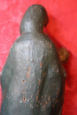 Sculpture en bois polychrome représentant la Vierge à l’Enfant. 2
