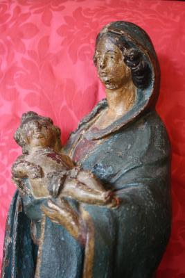 Sculpture en bois polychrome représentant la Vierge à l’Enfant. 2