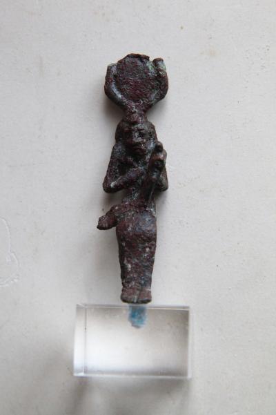 Statuette d’Isis allaitant Horus 2