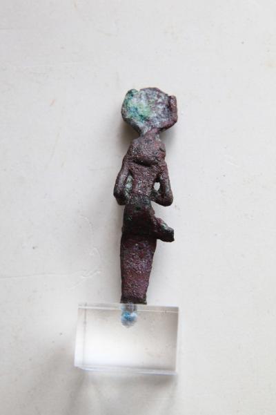 Statuette d’Isis allaitant Horus 2