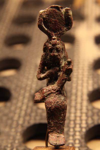 Statuette d’Isis allaitant Horus 2