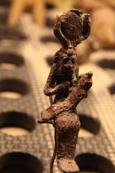 Statuette d’Isis allaitant Horus 2