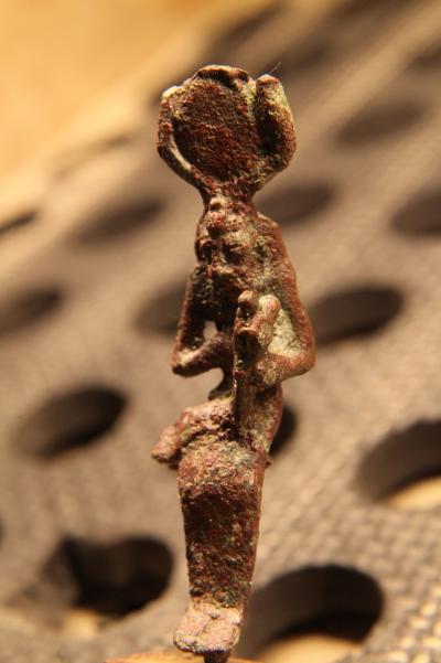 Statuette d’Isis allaitant Horus 2