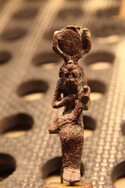 Statuette d’Isis allaitant Horus 2