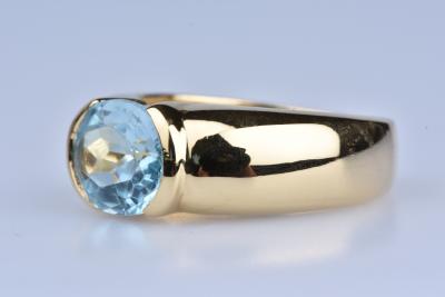 Bague en or jaune 18 ct ( 750/1000) 1 Aigue marine sertie clos à env 2,38 ct 2
