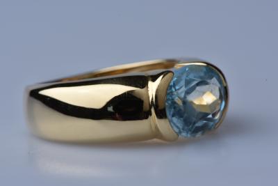 Bague en or jaune 18 ct ( 750/1000) 1 Aigue marine sertie clos à env 2,38 ct 2