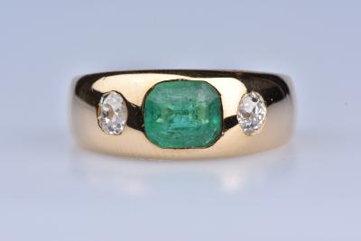 Bague en or jaune 18 ct ( 750/1000). 2 diamants ronds 0,18 ct et 1 émeraude 0,89 ct 2