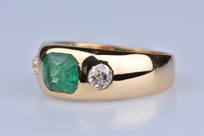 Bague en or jaune 18 ct ( 750/1000). 2 diamants ronds 0,18 ct et 1 émeraude 0,89 ct 2
