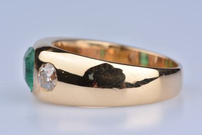 Bague en or jaune 18 ct ( 750/1000). 2 diamants ronds 0,18 ct et 1 émeraude 0,89 ct 2
