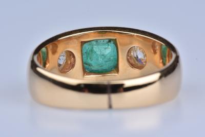 Bague en or jaune 18 ct ( 750/1000). 2 diamants ronds 0,18 ct et 1 émeraude 0,89 ct 2
