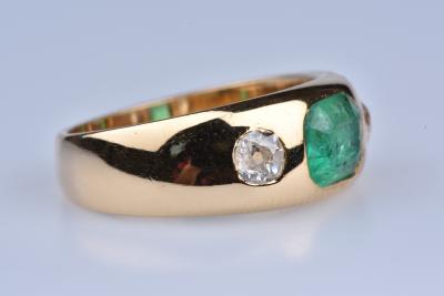 Bague en or jaune 18 ct ( 750/1000). 2 diamants ronds 0,18 ct et 1 émeraude 0,89 ct 2
