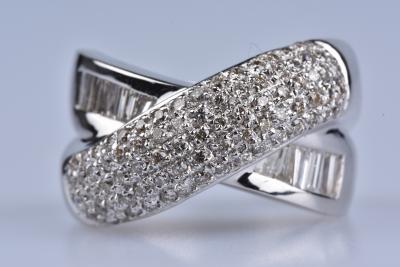 Bague en Or blanc 18 ct ( 750/1000) 78 diamants ronds 0,78 ct au total, 13 diamants baguettes 2