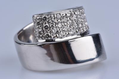 Bague en Or blanc 18 ct ( 750/1000) 2 diamants ronds et  40 diamants ronds 2