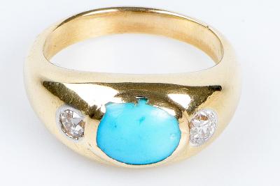 Bague en or jaune 18 carats ornée de 2 diamants ronds brillant de  0.18 carats au total et d’une turquoise  de 1.21 carats. 2