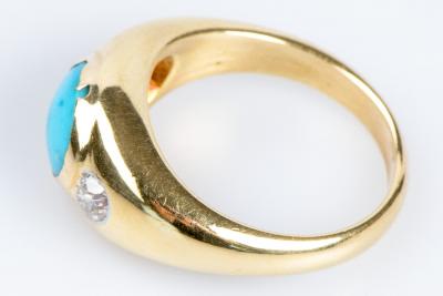 Bague en or jaune 18 carats ornée de 2 diamants ronds brillant de  0.18 carats au total et d’une turquoise  de 1.21 carats. 2