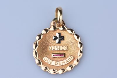Médaille Augis en or jaune 18 ct 3 rubis env. 0.02 ct au total 2