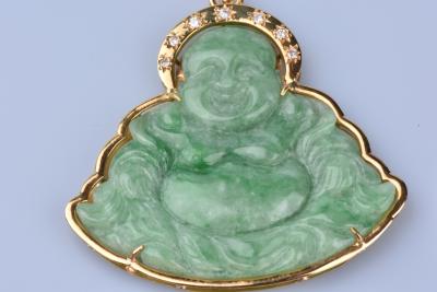 Pendentif or jaune en or Jaune 18 ct (750/1000). Pierre de jade et 7 diamants 0,14 ct au total. 2