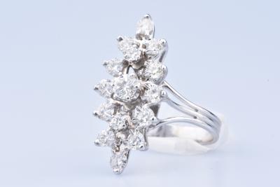 Bague Marquise en Or Blanc 18 ct (750/1000) 1 Diamant à env 0,33 ct / 2 Diamants à env 0,16 ct au total / 12 Diamants à env 1,68 ct au total 2