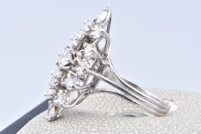 Bague Marquise en Or Blanc 18 ct (750/1000) 1 Diamant à env 0,33 ct / 2 Diamants à env 0,16 ct au total / 12 Diamants à env 1,68 ct au total 2