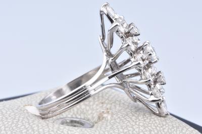 Bague Marquise en Or Blanc 18 ct (750/1000) 1 Diamant à env 0,33 ct / 2 Diamants à env 0,16 ct au total / 12 Diamants à env 1,68 ct au total 2