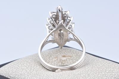 Bague Marquise en Or Blanc 18 ct (750/1000) 1 Diamant à env 0,33 ct / 2 Diamants à env 0,16 ct au total / 12 Diamants à env 1,68 ct au total 2