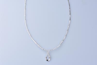 Collier en Or Blanc 18 ct (750/1000). Maille Oméga. 56 Oxydes. 2