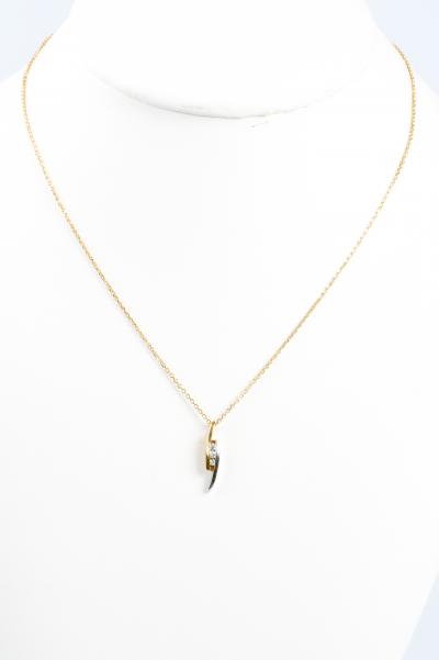 Collier orné d'un pendentif bicolore 18 carats serti de 3 diamant rond brillant de 0.03 carats 2