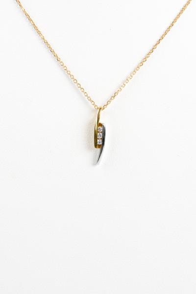 Collier orné d'un pendentif bicolore 18 carats serti de 3 diamant rond brillant de 0.03 carats 2
