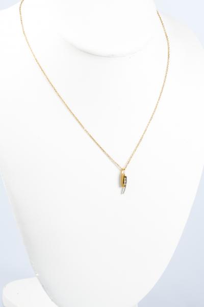 Collier orné d'un pendentif bicolore 18 carats serti de 3 diamant rond brillant de 0.03 carats 2