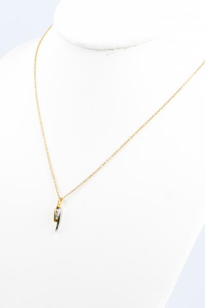 Collier orné d'un pendentif bicolore 18 carats serti de 3 diamant rond brillant de 0.03 carats 2